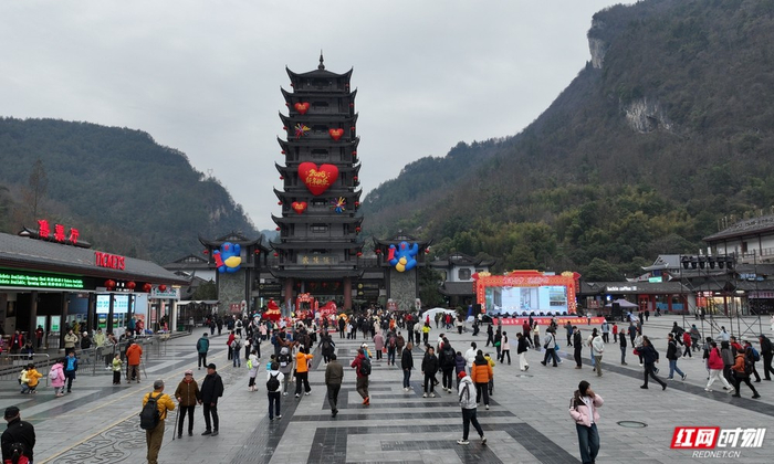 张家界国家森林公园吴家峪门票站，人流如织。景区供图