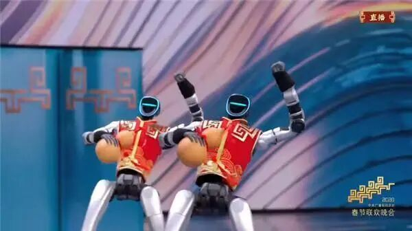 　　2026年央视春晚上，宇树机器人持酒葫芦表演醉拳。（央视春晚截图）