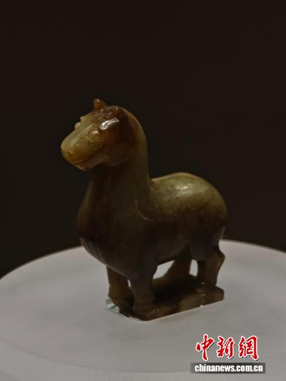  2月19日，在孔子博物馆，战国黄玉马亮相《騄駬腾骧——孔府过大年文物展》。孔令佑 摄