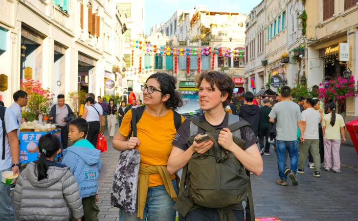 海南省海口市中山路百年骑楼老街张灯结彩，吸引外国游客观赏。张茂摄