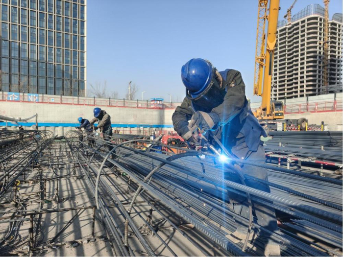 图为中国华能雄安总部项目春节施工现场。 中建三局北京公司供图