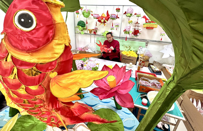 2026年1月11日，国家级非物质文化遗产胜芳花灯代表性传承人正在制作花灯。（廊坊市纪委监委供 贾珺 摄）