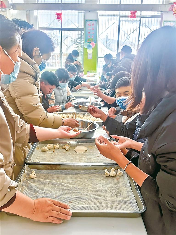 　　西藏儿童福利院组织爱心妈妈、干部职工与孩子们欢聚一堂，一起包饺子。本报记者 嘎娃白玛 摄