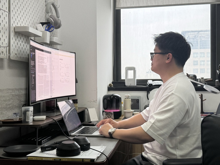 周昌阳在办公室工作。本文图片 澎湃新闻记者 蒋乐来 图