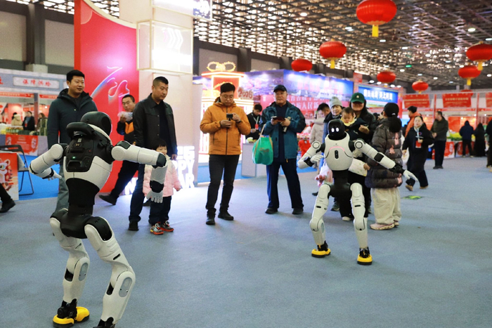 2026年2月11日，廊坊国际年货节活动现场，机器人竞技表演。（廊坊开发区纪检监察工委供 王涛 摄）