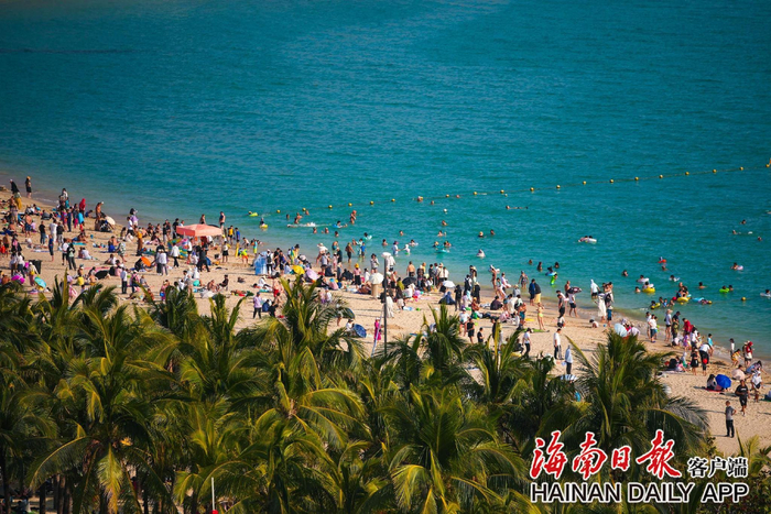 海南三亚大东海，众多游客在海滩上游玩。海南日报全媒体记者王程龙 摄