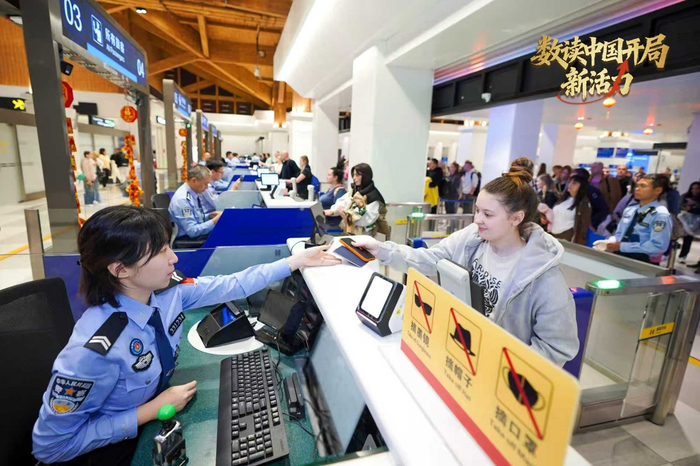 外国游客在三亚凤凰国际机场等待入境（央广网发  蒙绪順  摄）