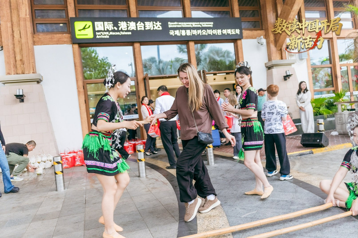 外国游客在机场跳竹竿舞（央广网发  三亚旅发集团供图）