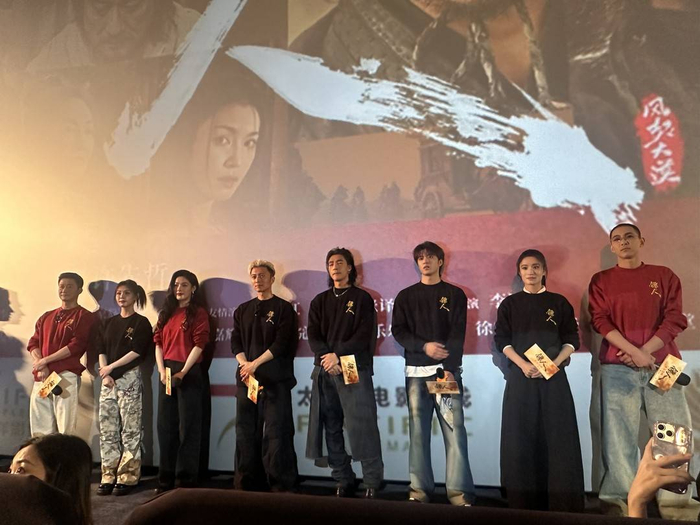 2月19日，《镖人》剧组成都路演。摄影 周琴