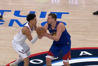 没得逞！约基奇中线面对防守直接大回环要罚球 裁判给了提前犯规