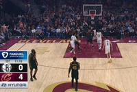 开场不到1分钟！哈登助攻迪恩·韦德追身三分命中 篮网随即喊停