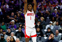 解说：一看阿门要投三分心就凉半截 季前赛投挺好 后来越来越不行