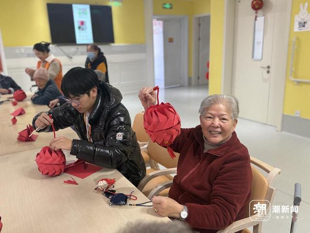 杭州绿康丁兰家园，志愿者与老人一起制作灯笼。记者 王逸群 摄