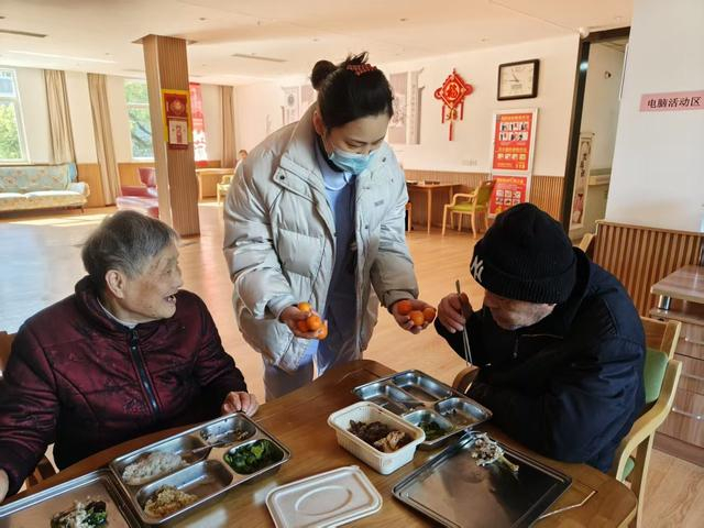 元墅西兴老人公寓老人用餐。受访者供图