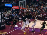 行云流水！哈登抢断反击输送炮弹 米切尔起飞空接暴扣