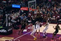 行云流水！哈登抢断反击输送炮弹 米切尔起飞空接暴扣