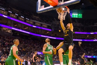 还得是老队友！霍福德往内线一吊 波津轻松暴扣拿勇士生涯首分