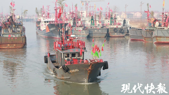 石桥镇韩口港渔船驶向闸口