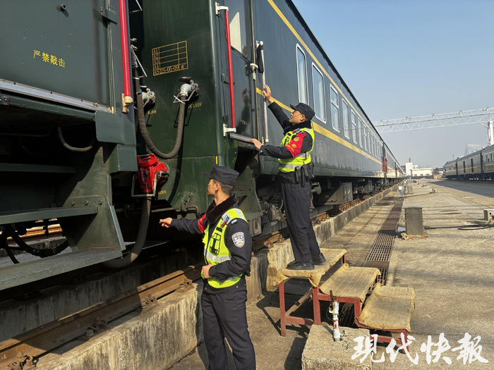 王强和同事在场区巡查