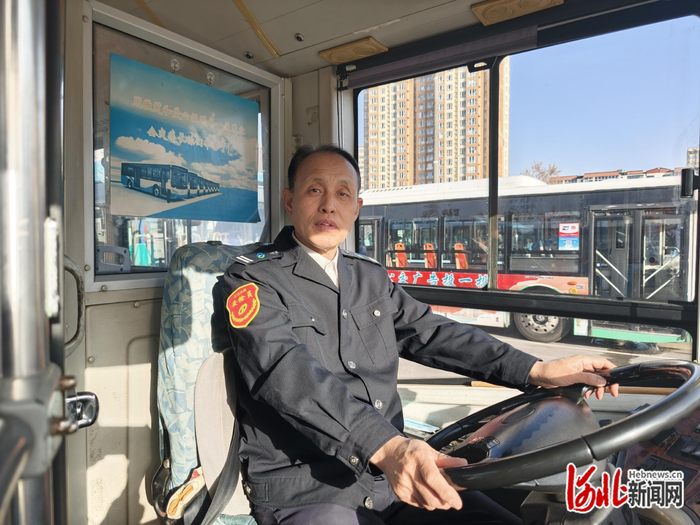 朱师傅准备发车。（张海静/摄）