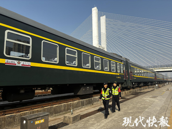 王强和同事在场区巡查
