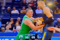 一看分差30+！波尔津吉斯和普理查德争抢篮球 笑哈哈互不相让