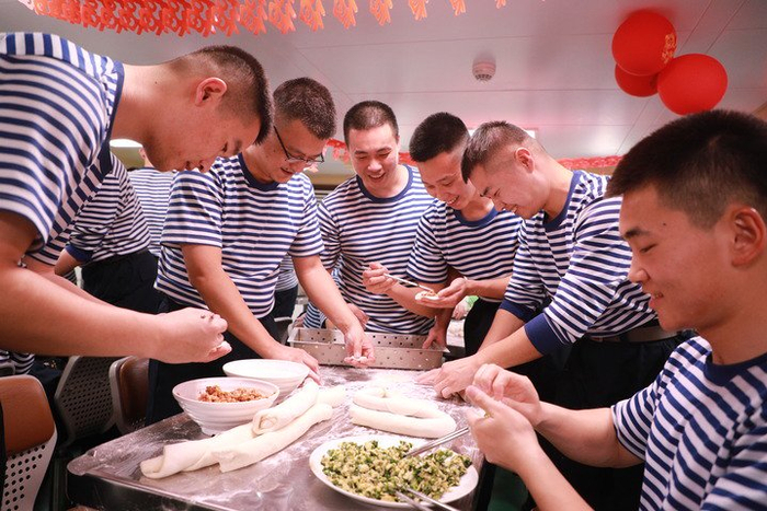 2月16日，海军衢州舰在海上执行战备巡航任务时，非当更舰员集体包饺子。