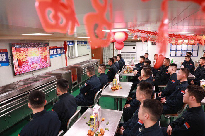 2月16日，海军衢州舰在海上执行战备巡航任务时，非当更舰员集体收看春晚。除标注外照片均为新华社记者 李秉宣 摄