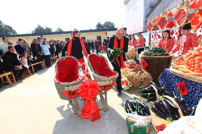 在江苏邳州邢楼镇农民歌手大奖赛总决赛现场，获奖选手郭磊与亲友在“抢”奖品（2月14日摄）。蒯创摄