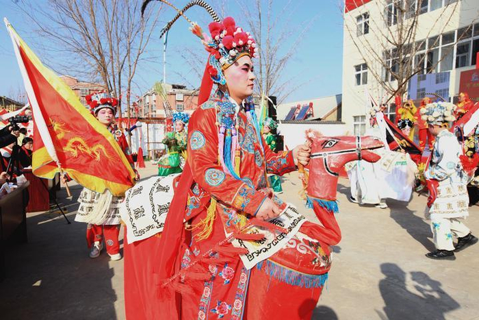在江苏邳州邢楼镇农民歌手大奖赛总决赛现场，演员正表演邳州的国家级非物质文化遗产“跑竹马”（2月14日摄）。蒯创摄