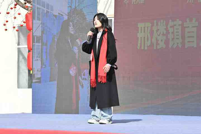 在江苏邳州邢楼镇农民歌手大奖赛总决赛现场，来自蒲汪村的选手龙雨晨正在演唱（2月14日摄）。吴敬诚摄