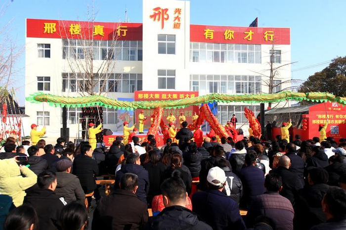 在江苏邳州邢楼镇农民歌手大奖赛总决赛现场，舞狮演员正进行暖场表演（2月14日摄）。蒯创摄