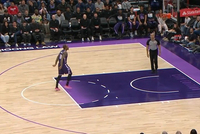 布莱克上篮打进魔术轰出16-0 但抱怨没吹犯规拿球扔裁判吃到技犯