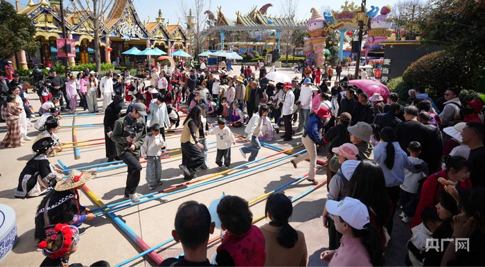 游客们体验民俗活动（央广网记者  赵贝贝  摄）