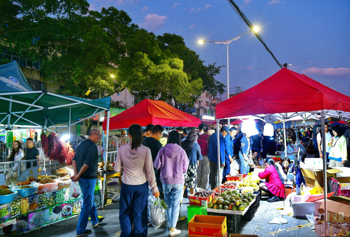 来普洱旅游，逛夜市也能吸引外地游客。