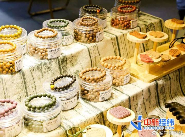 沈六记香篆工坊制作的合香珠手串、香牌等 受访者供图