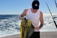 里夫斯能钓到这么大的鱼吗？东契奇：肯定不行呀 那鱼比他都大