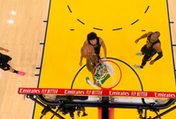 穷追猛打！杰伦·布朗强攻内线打成2+1 率队继续扩大领先