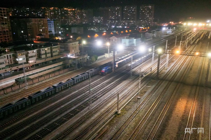 铁山洋站夜间站场预览图（央广网记者  罗晓英  摄）