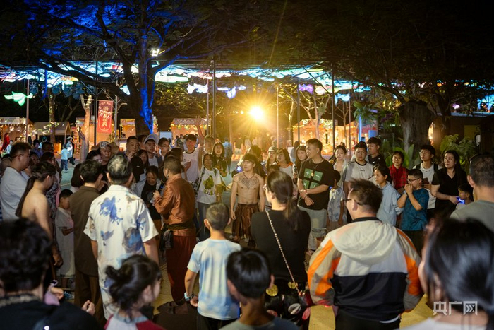 游客们观赏表演（央广网记者  赵贝贝  摄）