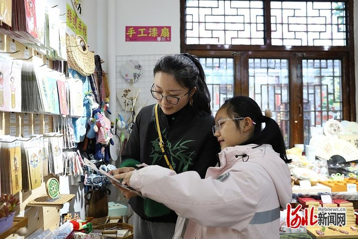 2月18日，游客在“邯”城“郸”礼文创店选购文创产品。河北日报记者 刘剑英摄