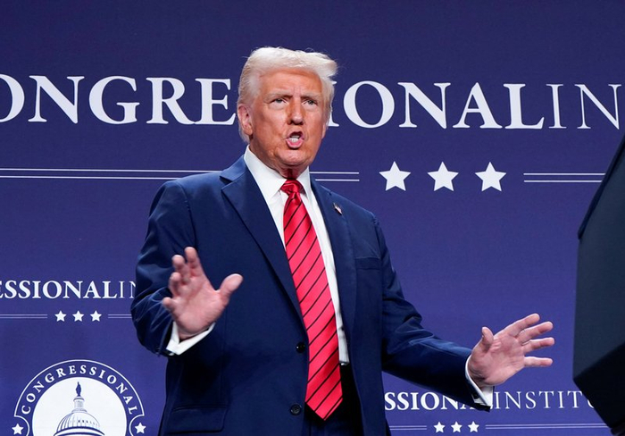 2025年1月27日晚，美国总统特朗普在佛罗里达州迈阿密发表讲话时表示，DeepSeek的出现“给美国相关产业敲响了警钟”，美国“需要集中精力赢得竞争”。 IC Photo