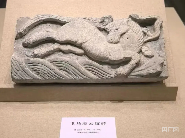 乌鲁木齐市博物馆馆藏重点文物——“飞马流云纹砖”  （央广网发  巴丽根  摄）