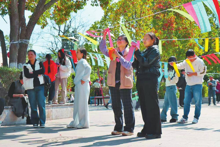 大年初一，峨山县新春文化系列活动上，市民参与百科知识竞猜。 本报通讯员 资娴 谭世美 摄