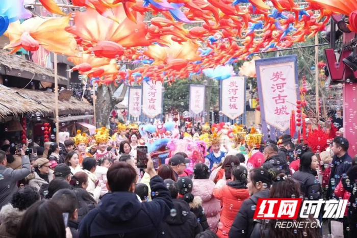 宁乡炭河古城里人潮涌动。景区供图。