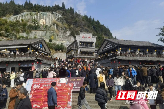 边城茶峒景区内游人如织。景区供图