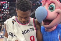 38分生涯之夜！马瑟林赛后将比赛用球签名后直接送给场边球迷