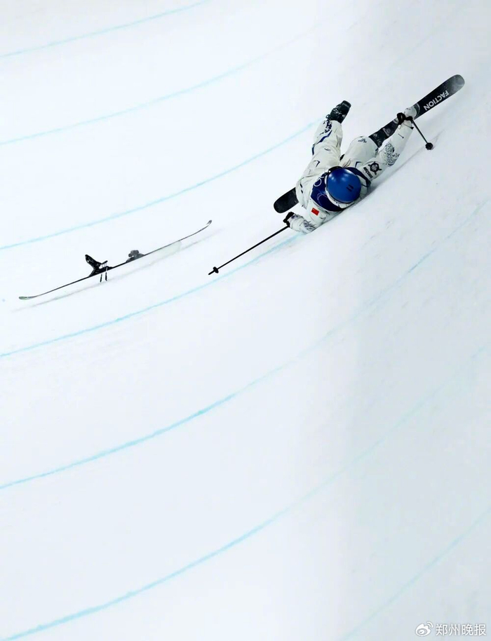 2月19日，中国选手谷爱凌在比赛中摔倒。新华社记者 王鹏 摄