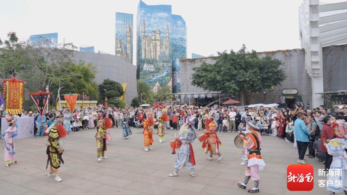春节假期，游客在海南长影奇幻乐园观看表演。受访者供图