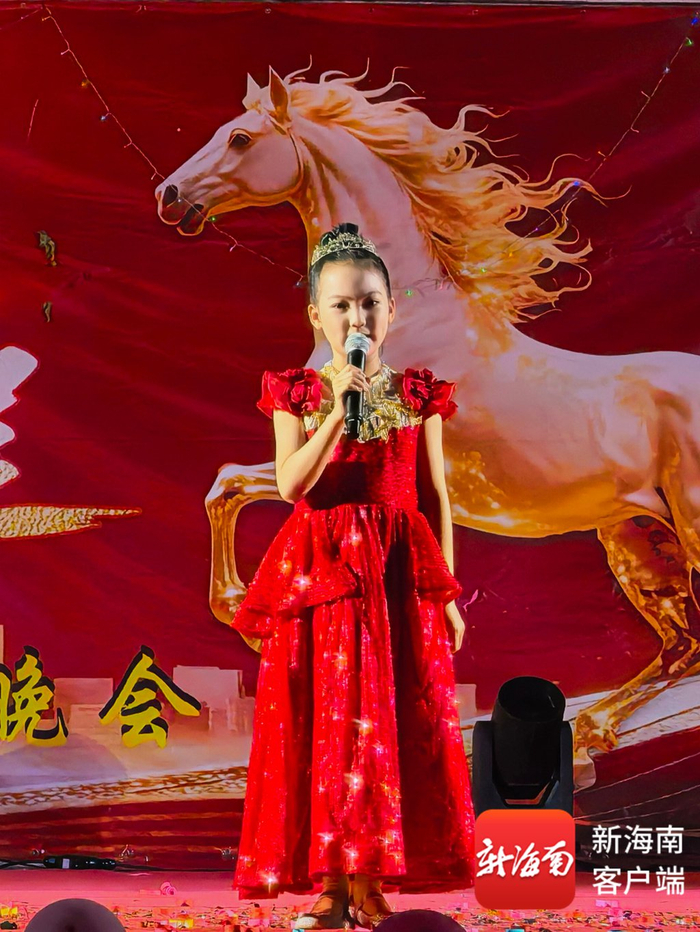 9岁的“小村民”柳雨佳上台送上新春祝福。受访者供图